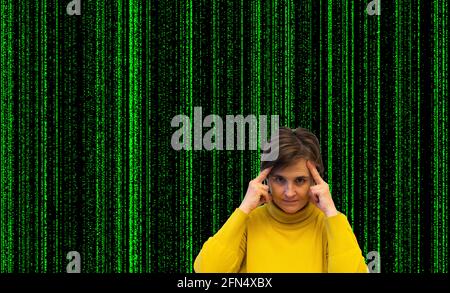 Besorgte und nachdenkliche Frau mit den Händen auf dem Kopf Gelbes Trikot und geriebener Hintergrund im Matrix-Stil mit Kopierfläche Stockfoto
