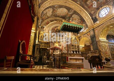 Valletta. Malta. St John's Co-Cathedral. Innenansicht des Hauptaltars. Bischof Thron auf der linken Seite. Stockfoto