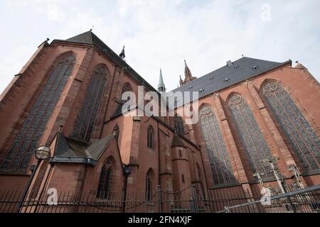 Frankfurt, Deutschland. Mai 2021. Frankfurter Dom, Katholizismus, Glaube, Gotteshaus, Kirche, Außenansicht, Architektur, 12. Mai 2021. â weltweite Nutzung Kredit: dpa/Alamy Live News Stockfoto