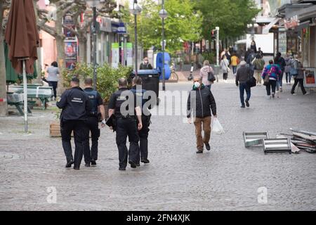 Frankfurt, Deutschland. Mai 2021. Eine Polizeistreife in der Frankfurter Innenstadt, Feature, Symbolfoto, Randmotiv, Mai 12, 2021. â weltweite Nutzung Quelle: dpa/Alamy Live News Stockfoto