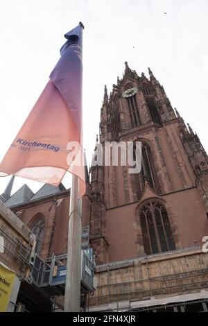 Frankfurt, Deutschland. Mai 2021. Frankfurter Dom, Katholizismus, Glaube, Gotteshaus, Kirche, Außenansicht, Architektur, 12. Mai 2021. â weltweite Nutzung Kredit: dpa/Alamy Live News Stockfoto