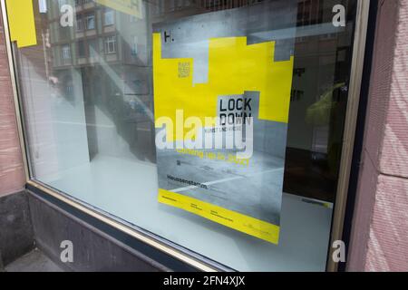 Frankfurt, Deutschland. Mai 2021. Werbeschrift „Lockdown“ am Schaufenster einer Galerie, Kunst und Krise, Fußgängerzone, in der Frankfurter Innenstadt, Feature, Symbolfoto, Randmotiv, 12. Mai 2021. â weltweite Nutzung Kredit: dpa/Alamy Live News Stockfoto