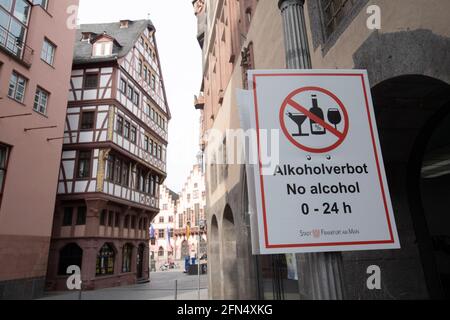 Frankfurt, Deutschland. Mai 2021. Ein Schild, „kein Alkohol von Mitternacht bis Mitternacht“, Fußgängerzone, in der Frankfurter Innenstadt, Feature, Symbolfoto, Grenzmotiv, Mai 2021. â weltweite Nutzung Kredit: dpa/Alamy Live News Stockfoto