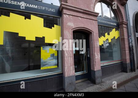 Frankfurt, Deutschland. Mai 2021. Werbeschrift „Lockdown“ am Schaufenster einer Galerie, Kunst und Krise, Fußgängerzone, in der Frankfurter Innenstadt, Feature, Symbolfoto, Randmotiv, 12. Mai 2021. â weltweite Nutzung Kredit: dpa/Alamy Live News Stockfoto