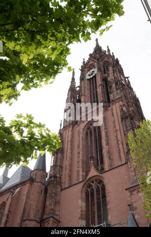 Frankfurt, Deutschland. Mai 2021. Frankfurter Dom, Katholizismus, Glaube, Gotteshaus, Kirche, Außenansicht, Architektur, 12. Mai 2021. â weltweite Nutzung Kredit: dpa/Alamy Live News Stockfoto