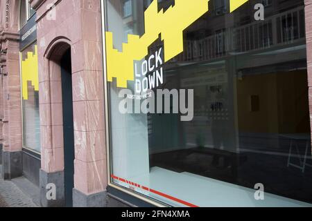 Frankfurt, Deutschland. Mai 2021. Werbeschrift „Lockdown“ am Schaufenster einer Galerie, Kunst und Krise, Fußgängerzone, in der Frankfurter Innenstadt, Feature, Symbolfoto, Randmotiv, 12. Mai 2021. â weltweite Nutzung Kredit: dpa/Alamy Live News Stockfoto