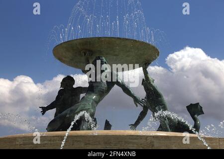 Valletta. Malta. Tritons’ Fountain direkt vor dem Stadttor von Valletta. Stockfoto