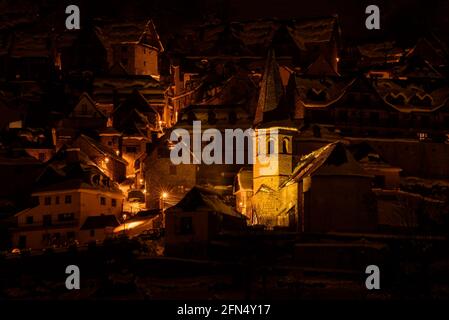 Kirche von Gausac in einer Winternacht (Aran-Tal, Katalonien, Pyrenäen, Spanien) ESP: Iglesia de Gausac en una noche de invierno (Valle de Arán, Cataluña) Stockfoto