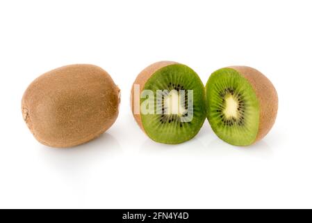 Reife ganze Kiwi und Kiwi halbiert isoliert auf Weißer Hintergrund Stockfoto