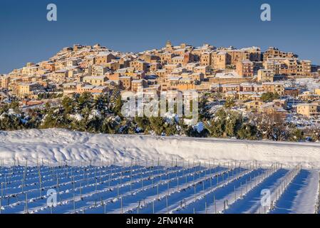 Horta de Sant Joan Dorf und Weinberge im Vordergrund, in einem Winter verschneiten Nachmittag nach einem starken Schneefall Terra Alta, Tarragona, Katalonien, Spanien Stockfoto