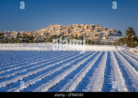 Horta de Sant Joan Dorf und Weinberge im Vordergrund, in einem Winter verschneiten Nachmittag nach einem starken Schneefall Terra Alta, Tarragona, Katalonien, Spanien Stockfoto