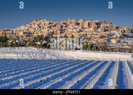 Horta de Sant Joan Dorf und Weinberge im Vordergrund, in einem Winter verschneiten Nachmittag nach einem starken Schneefall Terra Alta, Tarragona, Katalonien, Spanien Stockfoto