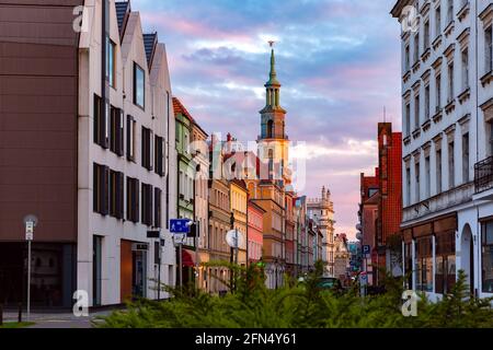 Leere Straße und Rathaus von Posen in der Altstadt bei Sonnenuntergang, Posen, Polen Stockfoto
