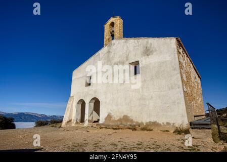 Montalegre Hermitage, in der Serra de Mont-roig Bergkette, an einem Winternachmittag (Provinz Lleida, Katalonien, Spanien, Pyrenäen) Stockfoto