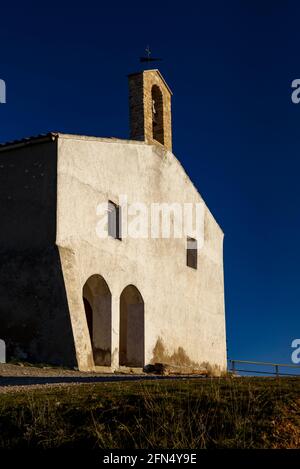 Montalegre Hermitage, in der Serra de Mont-roig Bergkette, an einem Winternachmittag (Provinz Lleida, Katalonien, Spanien, Pyrenäen) Stockfoto