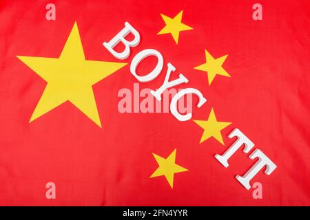 Chinesische Flagge mit Buchstaben Boykott. Wegen Verbot chinesischer Produkte und Waren, Boykott der Olympischen Winterspiele 2022, China-Boykott taiwanesischer Produkte. Stockfoto