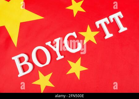 Chinesische Flagge mit Buchstaben Boykott. Wegen Verbot chinesischer Produkte und Waren, Boykott der Olympischen Winterspiele 2022, China-Boykott taiwanesischer Produkte. Stockfoto