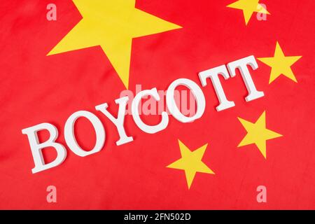 Chinesische Flagge mit Buchstaben Boykott. Wegen Verbot chinesischer Produkte und Waren, Boykott der Olympischen Winterspiele 2022, China-Boykott taiwanesischer Produkte. Stockfoto