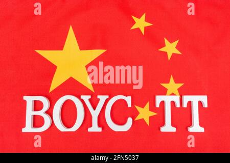 Chinesische Flagge mit Buchstaben Boykott. Wegen Verbot chinesischer Produkte und Waren, Boykott der Olympischen Winterspiele 2022, China-Boykott taiwanesischer Produkte. Stockfoto