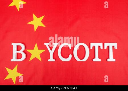 Chinesische Flagge mit Buchstaben Boykott. Wegen Verbot chinesischer Produkte und Waren, Boykott der Olympischen Winterspiele 2022, China-Boykott taiwanesischer Produkte. Stockfoto