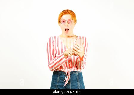 Porträt einer überrascht natürlichen Rotschopf Frau mit offenem Mund Mit rosa weißen Streifen Knoten Shirt & Hipster Katzenauge Sonnenbrille zeigt den Finger auf ce Stockfoto