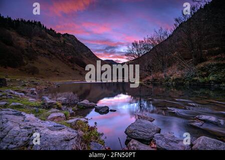 Sonnenaufgang im See Barratge de Varradòs, im Herbst (Aran-Tal, Katalonien, Spanien, Pyrenäen) ESP: Amanecer desde el lago Barratge de Varradòs, en otoño Stockfoto