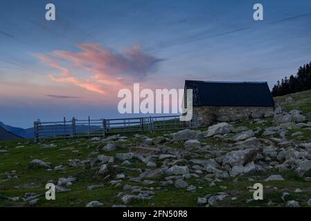 Sonnenuntergang und Dämmerung auf dem Pass Còth de Baretja im Herbst (Aran-Tal, Katalonien, Spanien, Pyrenäen) ESP: Atardecer y crepúsculo Valle de Arán Stockfoto