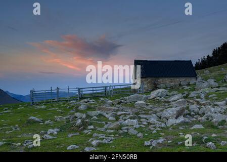 Sonnenuntergang und Dämmerung auf dem Pass Còth de Baretja im Herbst (Aran-Tal, Katalonien, Spanien, Pyrenäen) ESP: Atardecer y crepúsculo Valle de Arán Stockfoto