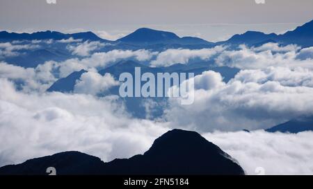 Blick vom Weg zum Aneto-Gipfel im Sommer mit einem Wolkenmeer über das Aran-Tal (Naturpark Posets-Maladetas, Benasque, Spanien, Pyrenäen) Stockfoto