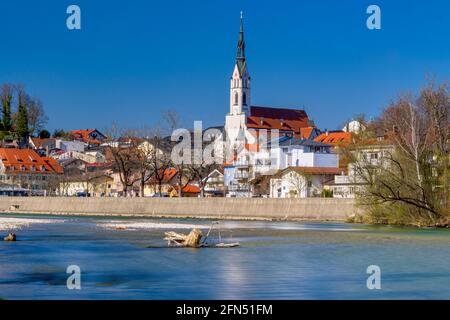 Stadtbild mit Isar und Pfarrkirche der Himmelfahrt, Bad Tölz, Oberbayern, Bayern, Deutschland, Europa Stockfoto