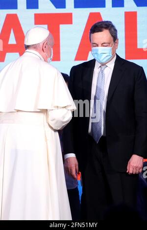 Rom, Italien. Mai 2021. 14. Mai 2021 i Papst Franziskus grüßt den italienischen Premierminister Mario Draghi während der Eröffnung der „Allgemeinen Geburtsstaaten“ im Auditorium della Conciliazione in Rom, Italien. Kredit: Unabhängige Fotoagentur/Alamy Live Nachrichten Stockfoto