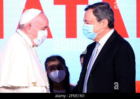 Rom, Italien. Mai 2021. 14. Mai 2021 i Papst Franziskus grüßt den italienischen Premierminister Mario Draghi während der Eröffnung der „Allgemeinen Geburtsstaaten“ im Auditorium della Conciliazione in Rom, Italien. Kredit: Unabhängige Fotoagentur/Alamy Live Nachrichten Stockfoto