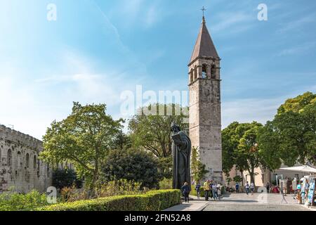 Die Statue von Grgur Ninski / Gregor von Nin entlang Mit dem Th=e Glockenturm und der Kapelle der Heiliger Arnir außerhalb der alten Stadtmauer Stockfoto