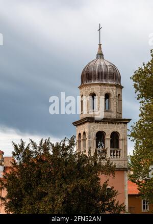 Der Glockenturm von Crkva Gospe od zdravlja / Kirche unserer Lieben Frau von Gesundheit in Zadar, Kroatien Stockfoto