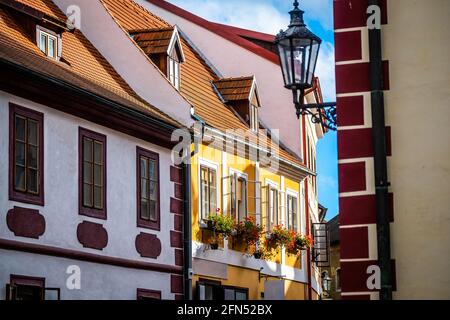 Bunte Häuser mit Blumen auf der Straße in Böhmische Krumlov dekoriert Stockfoto