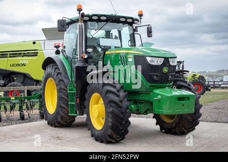 Eine John Deere 6155R-Traktoreinheit, die auf einer ländlichen Sommermesse in Lincolnshire, Großbritannien, ausgestellt wird. Stockfoto