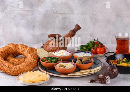 Traditionelles türkisches Frühstück mit Meze und Simit Stockfoto
