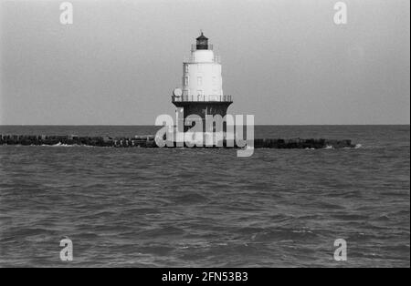 Harbour of Refuge Lighthouse, Delaware Bay Breakwater (Cape May, NJ nach Lewes, DE Ferry), November 1992. Teil einer Serie von 35 Leuchttürmen an der amerikanischen Ostküste, die zwischen November 1992 und September 1993 fotografiert wurden. Stockfoto