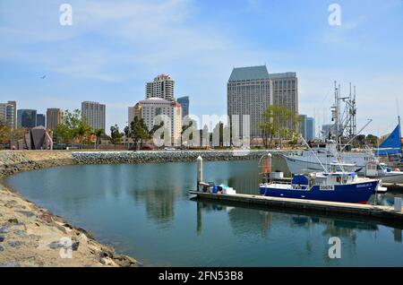 Landschaft mit Panoramablick auf das Manchester Grand Hyatt Hotel und Thunfisch-Fischerboote im Vordergrund am Thunfischhafen von San Diego in Kalifornien, USA. Stockfoto