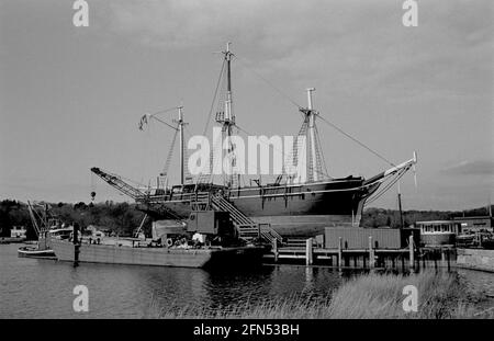 Der Whaler, Charles W. Morgan, im Dry Dock. Mystic Bridge Historic District, Mystic, CT, November 1992. Teil einer Serie von 35 Leuchttürmen an der amerikanischen Ostküste, die zwischen November 1992 und September 1993 fotografiert wurden. Stockfoto