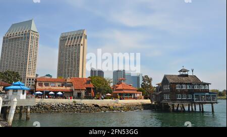 Landschaft mit Panoramablick auf das Manchester Grand Hyatt Hotel und das malerische San Diego Pier Café im San Diego Embarcadero in Kalifornien, USA Stockfoto