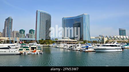 Landschaft mit Panoramablick auf das Marriott Marquis Hotel und den Yachthafen und Luxusyachten im Vordergrund am San Diego Embarcadero in Kalifornien. Stockfoto