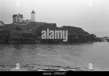 Nubble Lighthouse, York, ME, November 1992. Teil einer Serie von 35 Leuchttürmen an der amerikanischen Ostküste, die zwischen November 1992 und September 1993 fotografiert wurden. Stockfoto