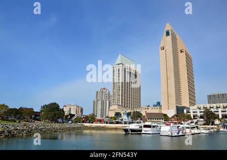 Landschaft mit Panoramablick auf das Manchester Grand Hyatt Hotel und Luxusyachten im Vordergrund am San Diego Embarcadero in Kalifornien. Stockfoto