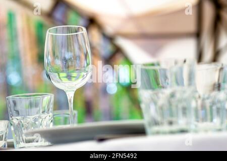 Hochzeit. Bankett. Tisch für Gäste, werden mit Besteck und Geschirr serviert und mit einer Tischdecke bedeckt. Schön gedeckte Tafel mit Gläsern und Tellern Stockfoto