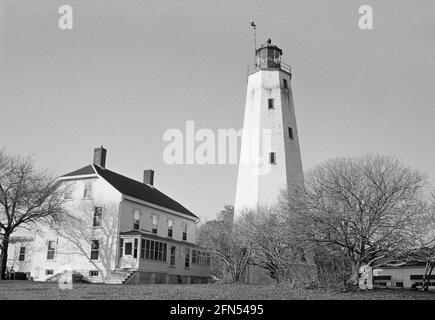 Sandy Hook Lighthouse, Highlands, NJ, November 1992. Teil einer Serie von 35 Leuchttürmen an der amerikanischen Ostküste, die zwischen November 1992 und September 1993 fotografiert wurden. Stockfoto