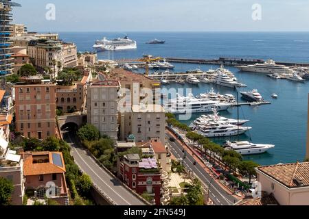 Mit Blick auf die Hafengebäude von Monte Carlo, Monaco. Das norwegische Pearl-Schiff vor Anker. Stockfoto