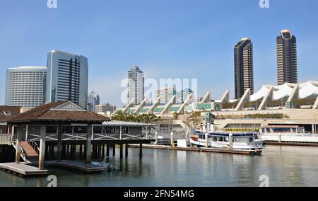 Landschaft mit malerischem Blick auf das San Diego Convention Center und Joe's Crab Shack, ein zwangloses Fischrestaurant im San Diego Embarcadero in Kalifornien. Stockfoto