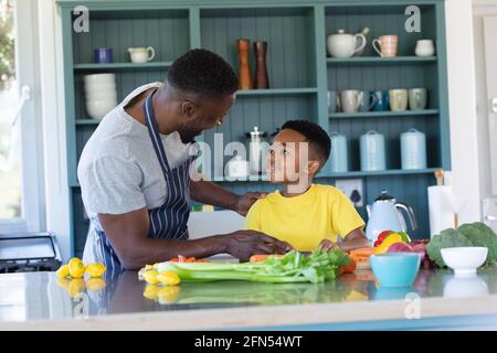 afroamerikanischer Vater und Sohn in der Küche, kochen zusammen Stockfoto