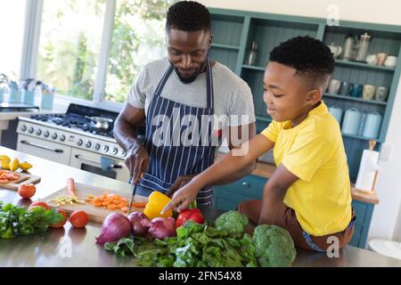 afroamerikanischer Vater und Sohn in der Küche, kochen zusammen Stockfoto